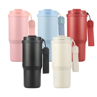 Tumbler de viagem isolado com tampa de palha